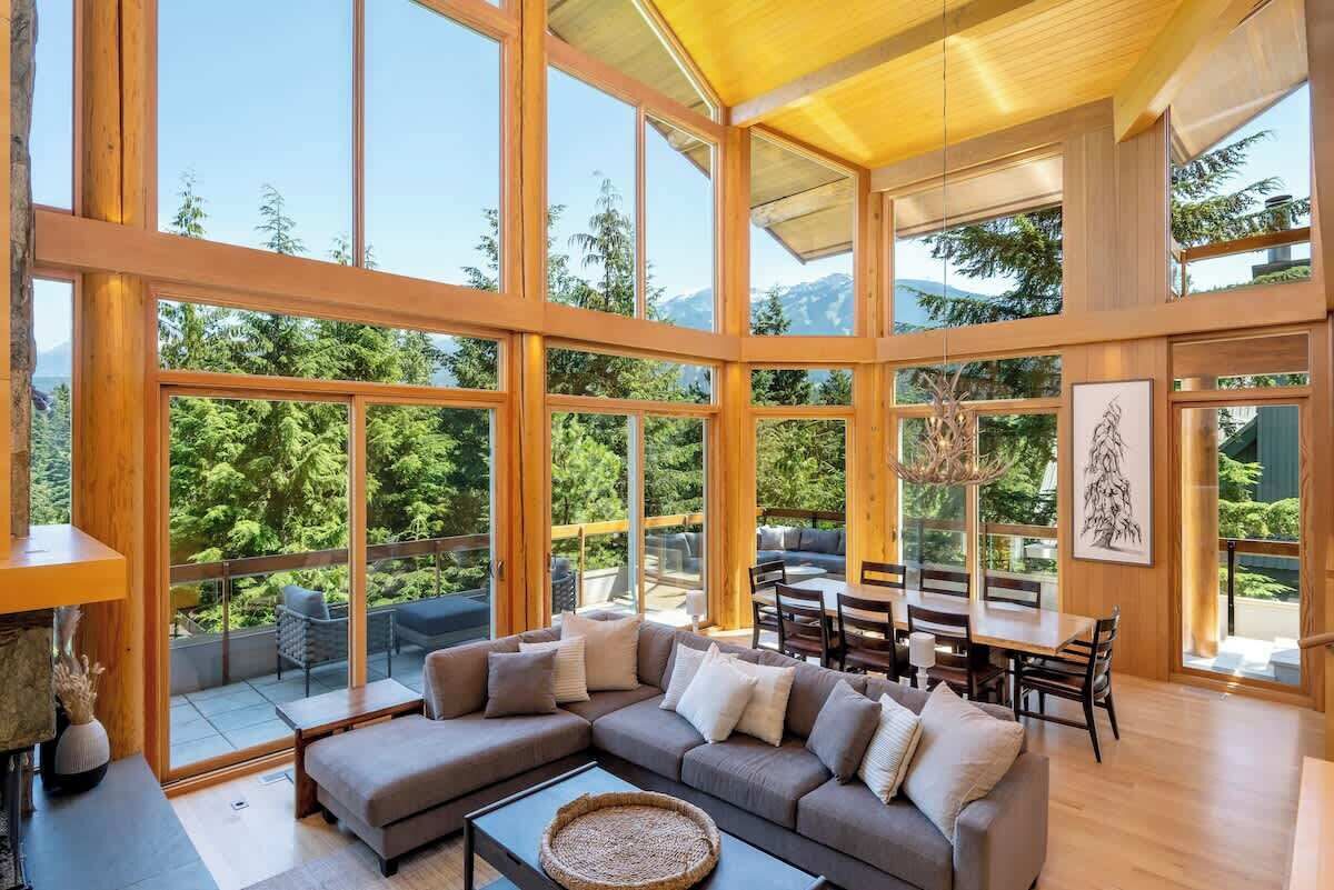 Televisión, chimenea y oficina 