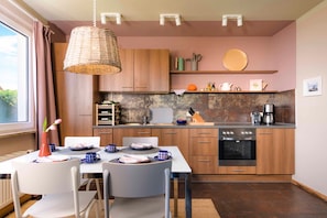 Fridge, oven, dishwasher, coffee/tea maker