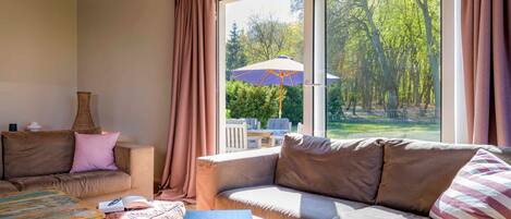 Een televisie en een open haard