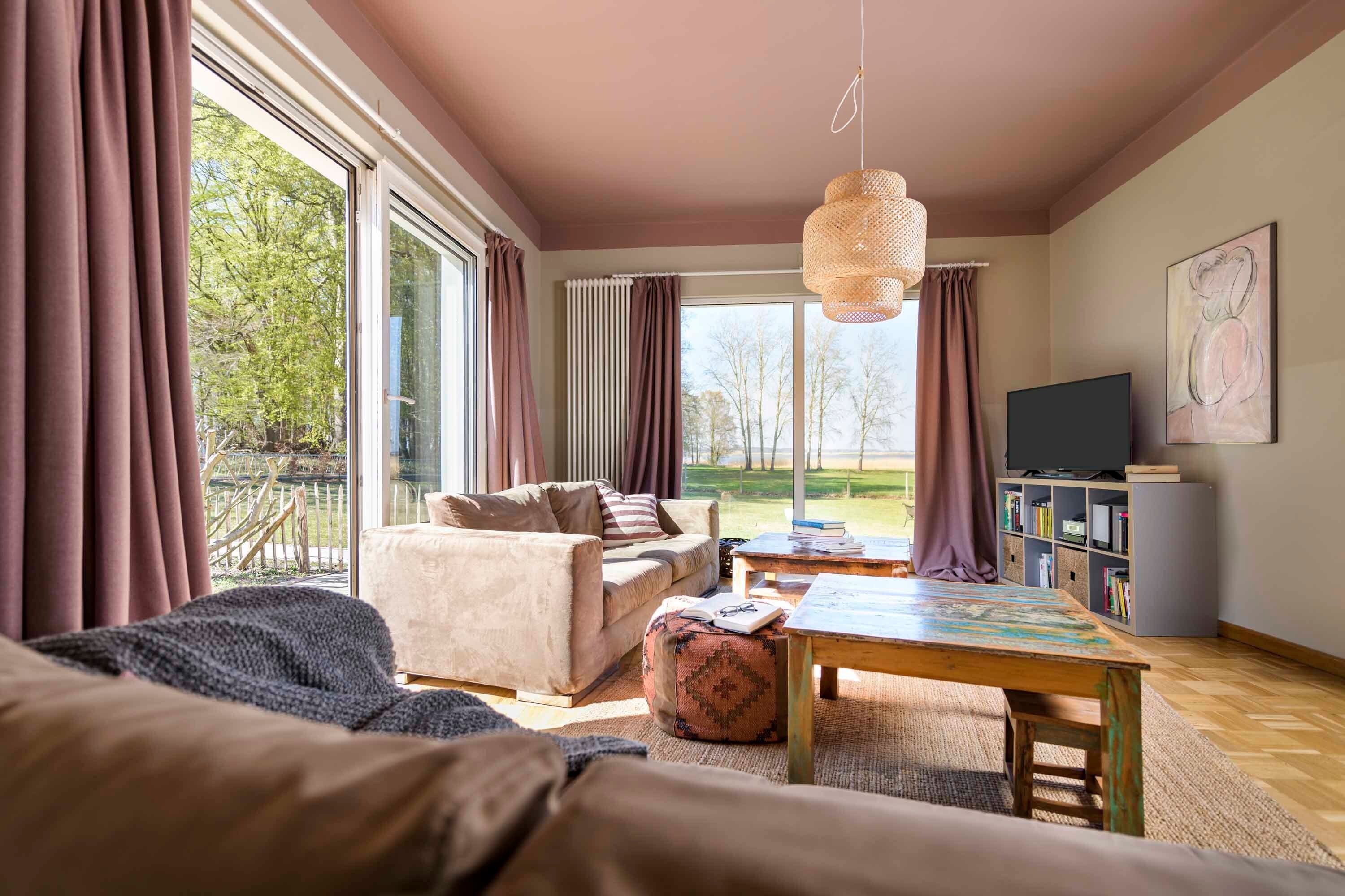 Ein gemütliches Wohnzimmer mit einer Couch, einem Couchtisch und einem Fernseher.