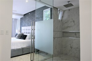 3 bedrooms, in-room safe, iron/ironing board, free WiFi