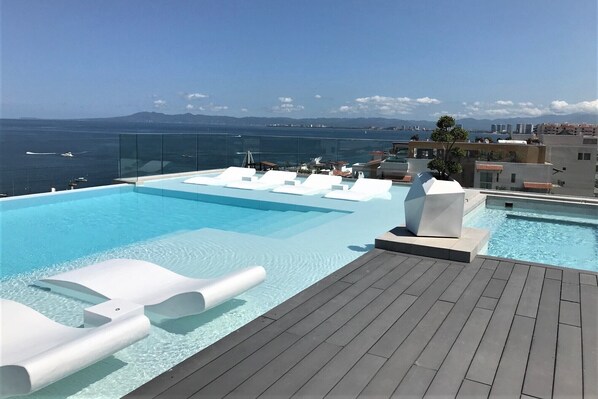Infinity-Pool, Pool auf dem Dach