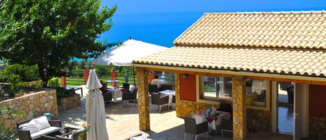 تناول الطعام بالخارج