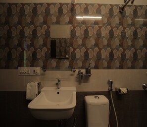 Superior-huone | Kylpyhuone | Suihku, ilmaiset hygieniatuotteet, pyyhkeet