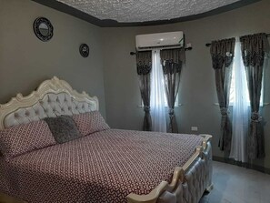 4 bedrooms, desk, iron/ironing board, WiFi - All-di-way (Old Harbour)