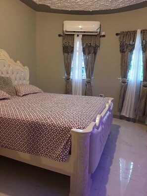 4 bedrooms, desk, iron/ironing board, WiFi - All-di-way (Old Harbour)