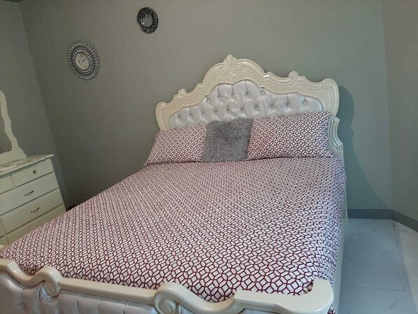 4 bedrooms, desk, iron/ironing board, WiFi