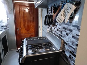 Four à micro-ondes, surface de cuisson, cafetière-théière