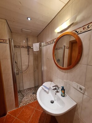 Dusche, Haartrockner, Handtücher