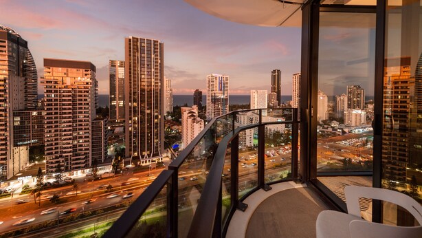 Un grattacielo con una vista panoramica sulla città dal balcone.