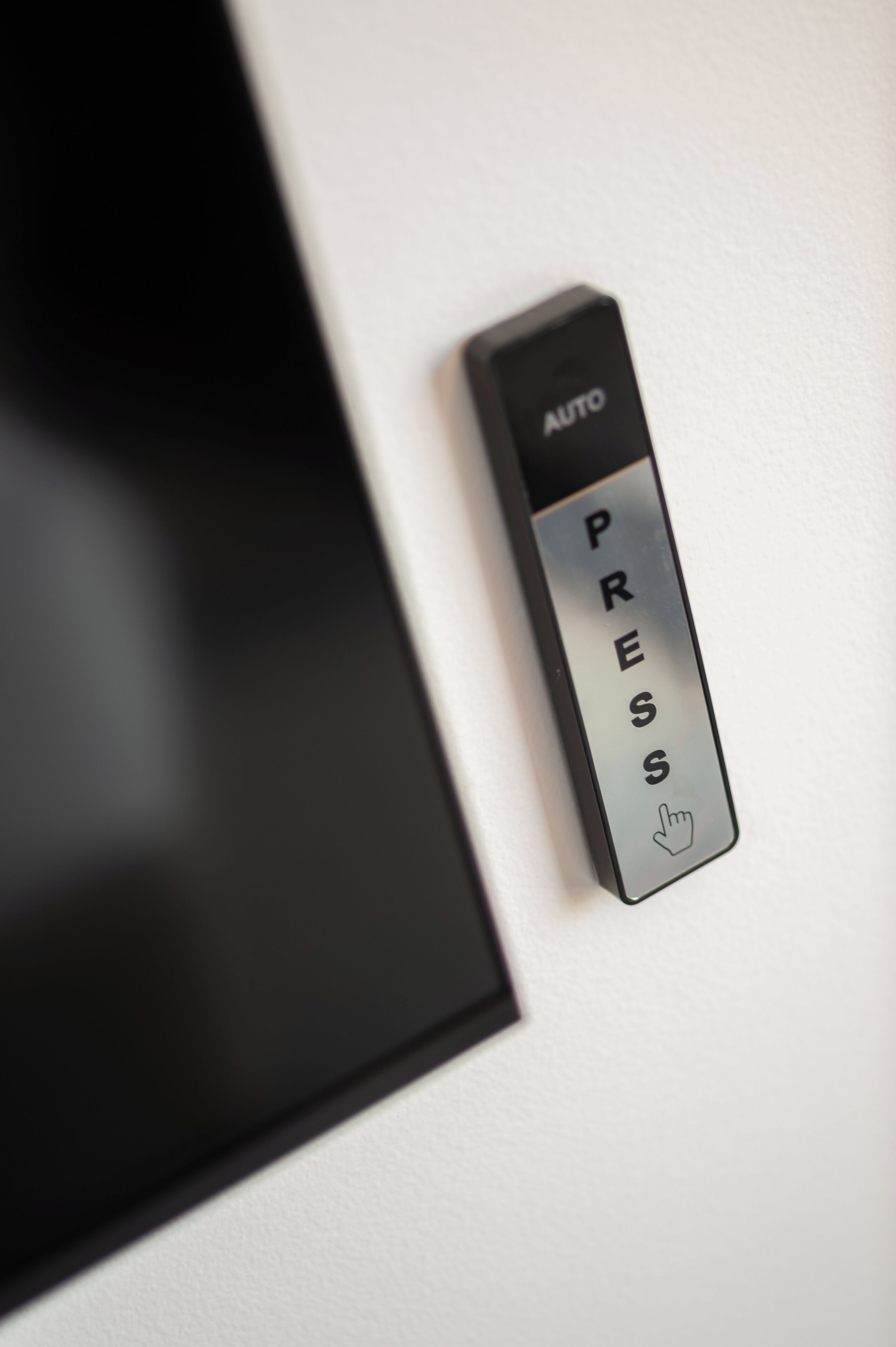 standard king accessible | in-room safe, blackout curtains, soundproofing, iron/ironing board