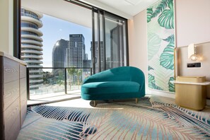 Safe på rommet, blendingsgardiner, lydisolert og strykejern/-brett