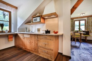 Fridge, microwave, dishwasher, coffee/tea maker - Reiteralpe - 2-zimmer-ferienwohnung, 2-3 Personen, Süd-u.westbalkon, 52 qm, Küche (Ramsau bei Berchtesgaden)