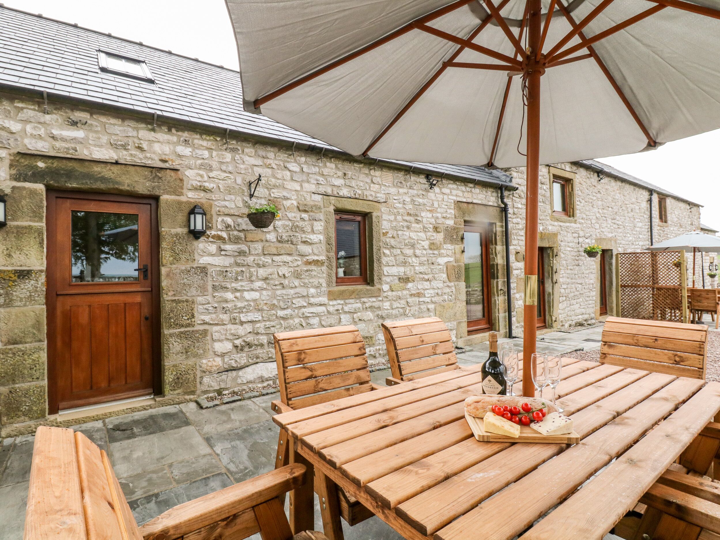 THE HAYBARN, family friendly, character holiday cottage in Hartington