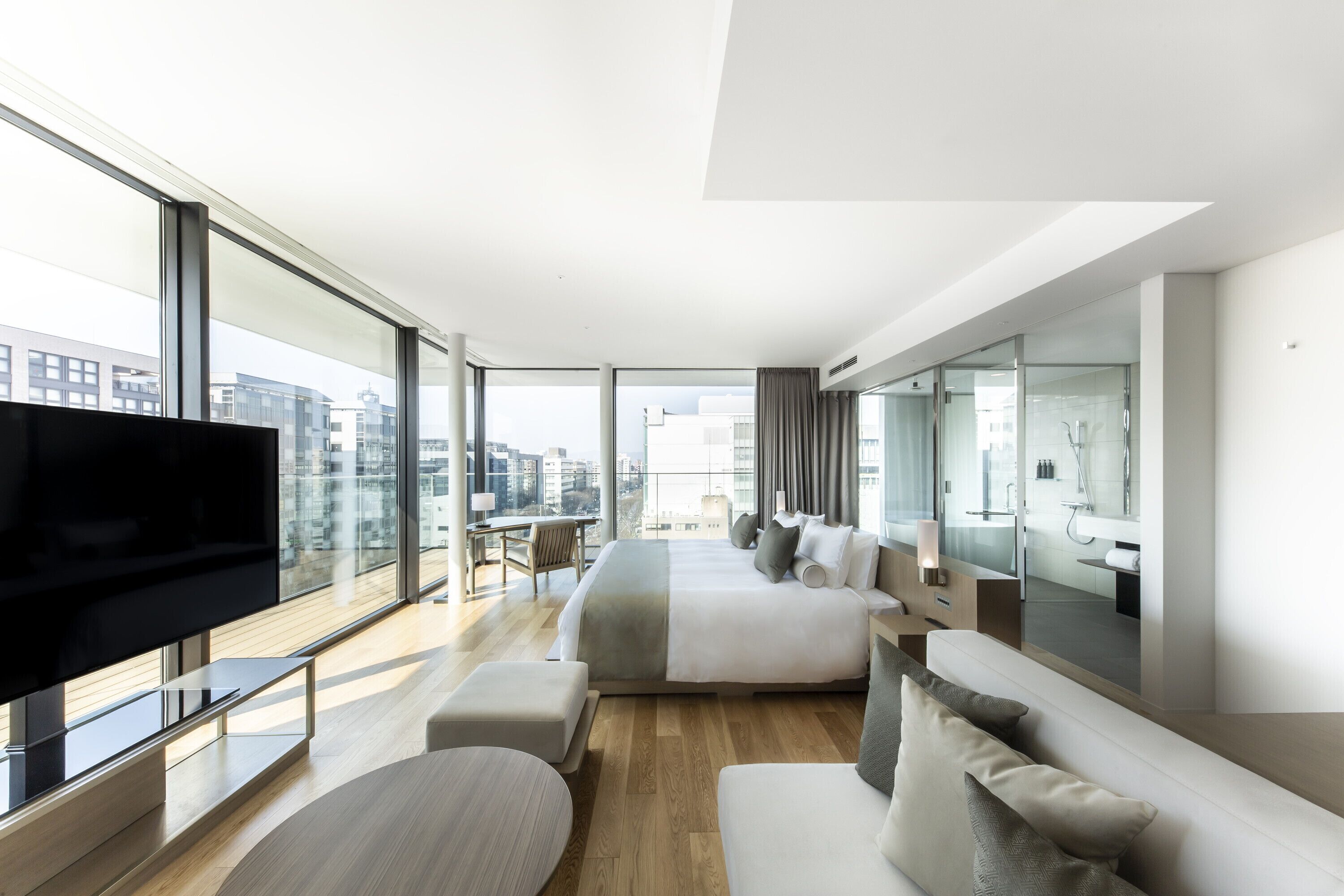 corner balcony double room, non smoking (with lounge access) | in-room safe, iron/ironing board, free wifi, bed sheets