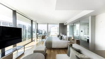 Caja de seguridad en la habitación y tabla de planchar con plancha