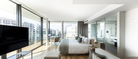 Corner Balcony Double Room, Non smoking (with Lounge Access)