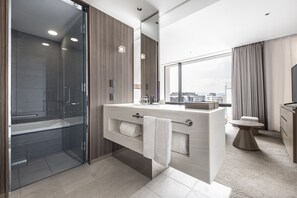 Chambre Supérieure, non-fumeurs (King) | Salle de bain | Articles de toilette écologiques, sèche-cheveux, chaussons