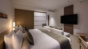 Une chambre d’hôtel moderne dotée d’un grand lit, d’un coin salon, d’une télévision et d’une cloison en bois.
