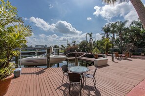 Outdoor dining - Waterfront Home - Pool, Boat Dock, Roof Top Patio, Piano, Game Room, Pin Ball (New Port Richey)