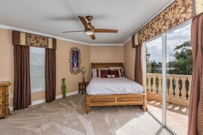 4 bedrooms, iron/ironing board, WiFi, bed sheets - Waterfront Home - Pool, Boat Dock, Roof Top Patio, Piano, Game Room, Pin Ball (New Port Richey)