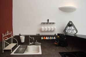 Combined shower/bathtub, hair dryer, towels, soap