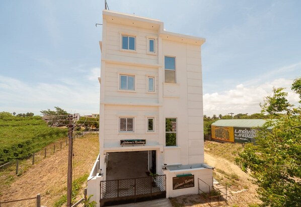 Un edificio de varios pisos con un letrero que dice "Hathorn's Residency".