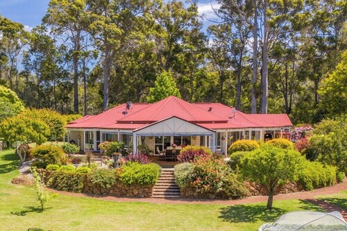 Twin Gums: Large family home, beautiful gardens on banks of Denmark River