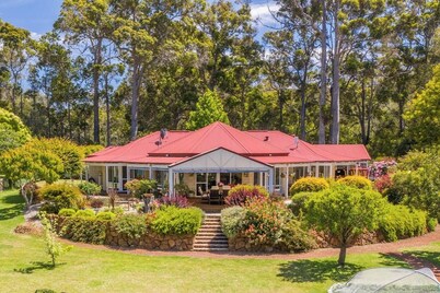 Twin Gums: Large family home, beautiful gardens on banks of Denmark River
