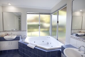 Bathtub, hair dryer - Twin Gums: Large family home, beautiful gardens on banks of Denmark River (Denmark)