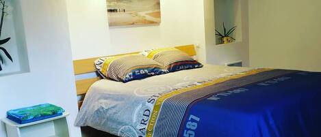 2 dormitorios, tabla de planchar con plancha, wifi gratis y ropa de cama