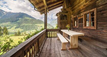 Chalet "Schnitzers Ferienheisl" with Mountain View, Garden & Wi-Fi