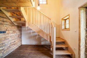 Interior - Chalet "Schnitzers Ferienheisl" with Mountain View, Garden & Wi-Fi (Sankt Leonhard in Passeier)