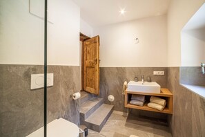 Bañera, secador de pelo, toallas