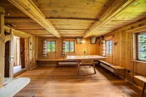 Interior - Chalet "Schnitzers Ferienheisl" with Mountain View, Garden & Wi-Fi (Sankt Leonhard in Passeier)