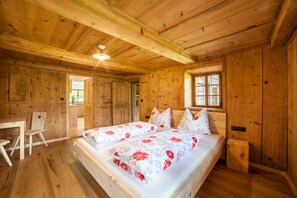 3 bedrooms, free WiFi, bed sheets - Chalet "Schnitzers Ferienheisl" with Mountain View, Garden & Wi-Fi (Sankt Leonhard in Passeier)