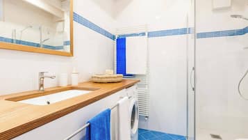 Shower, hair dryer, towels