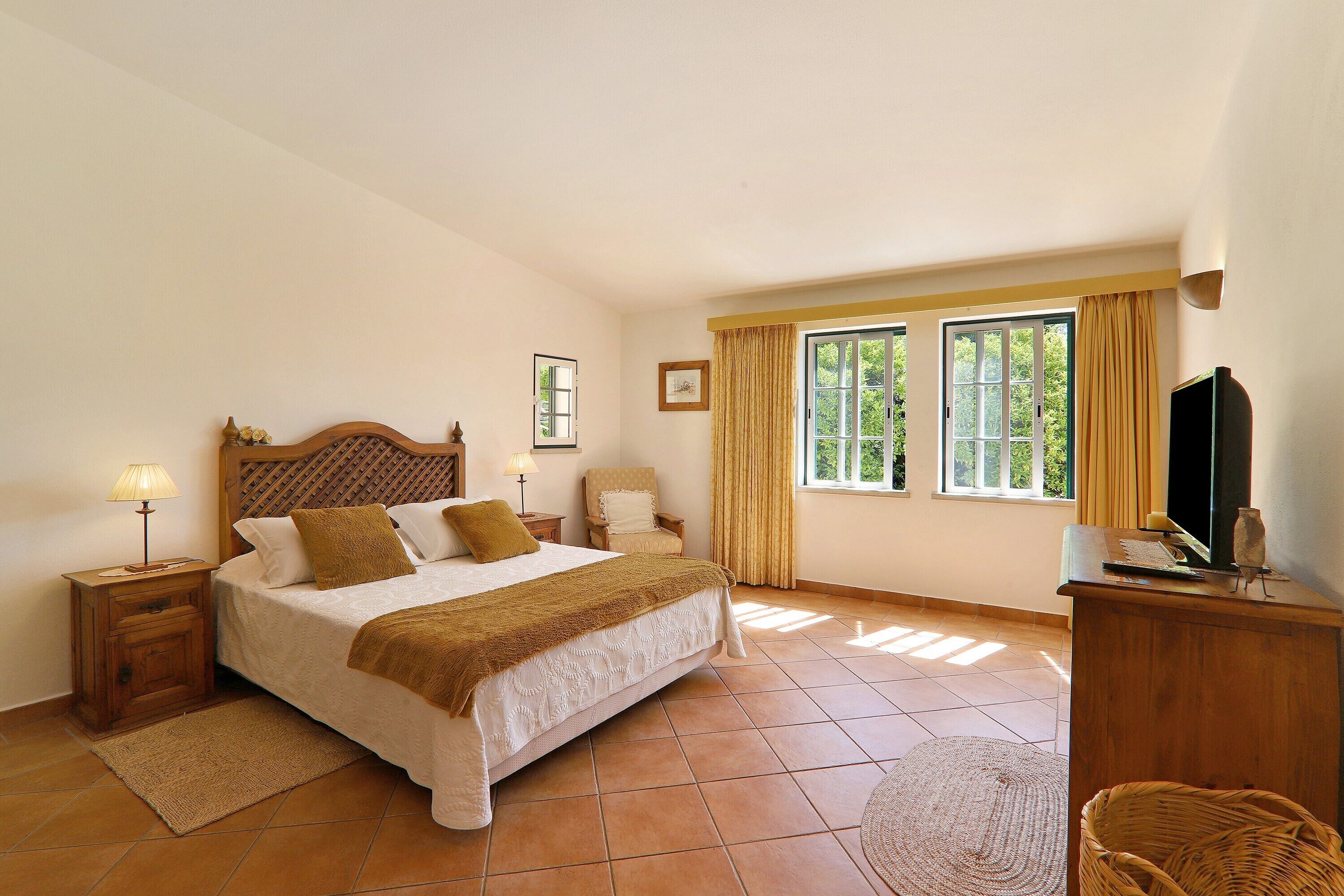 7 bedrooms, iron/ironing board, free WiFi, bed sheets