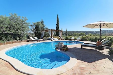 Pool. Country House "Quinta Matias" with Mountain View, Pool and Wi-Fi