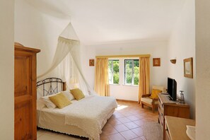 7 bedrooms, iron/ironing board, free WiFi, bed sheets - Country House "Quinta Matias" with Mountain View, Pool and Wi-Fi (Boliqueime)