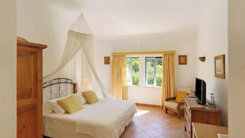 7 bedrooms, iron/ironing board, free WiFi, bed sheets