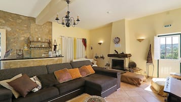 Televisio, takka, pöytätennispöytä