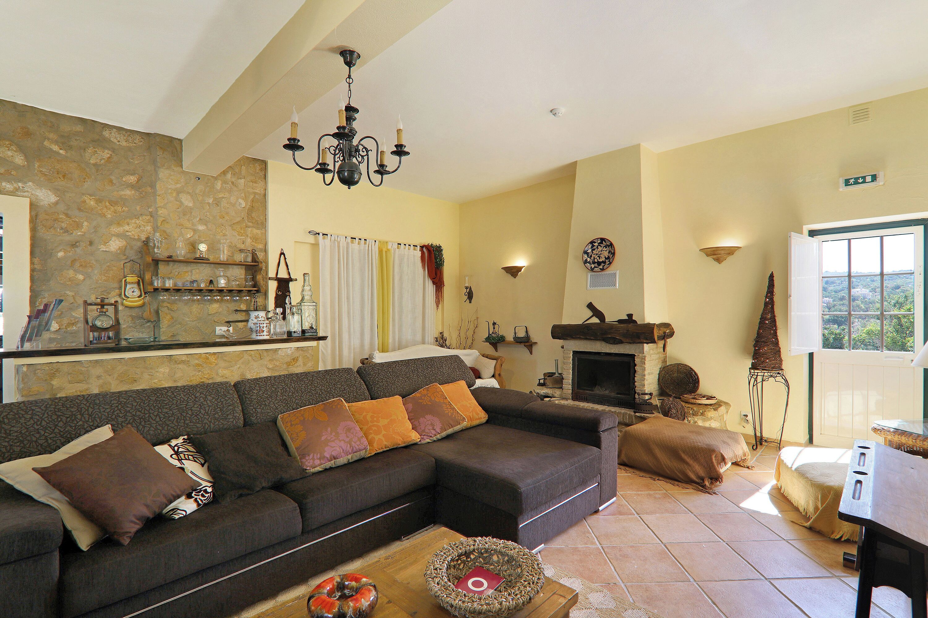 Una televisión, una chimenea, una mesa de tenis de mesa