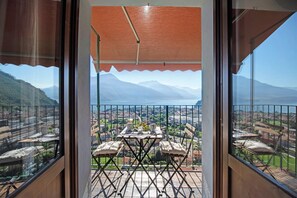 Outdoor dining - Vacation Apartment in Beautiful Vineyard 'Crotto Palma' with Lake View & Wi-Fi (Dongo)