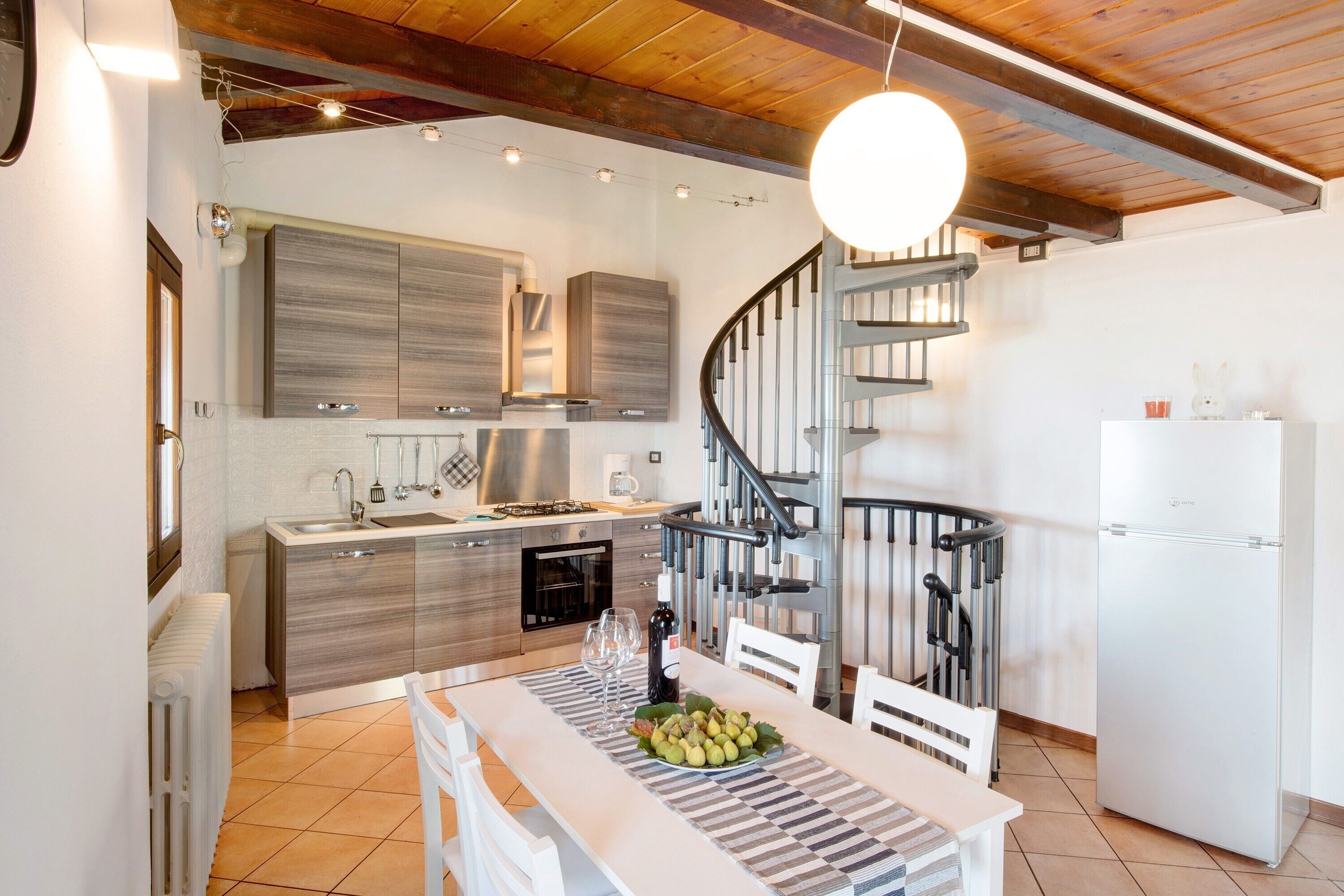 Frigorifero, forno, piano cottura, lavastoviglie
