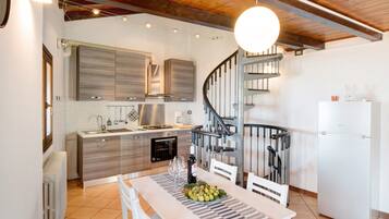 Frigorifero, forno, piano cottura, lavastoviglie