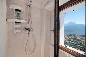 Shower, hair dryer, towels - Vacation Apartment in Beautiful Vineyard 'Crotto Palma' with Lake View & Wi-Fi (Dongo)