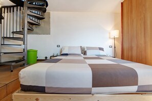 1 bedroom, iron/ironing board, free WiFi, bed sheets - Vacation Apartment in Beautiful Vineyard 'Crotto Palma' with Lake View & Wi-Fi (Dongo)