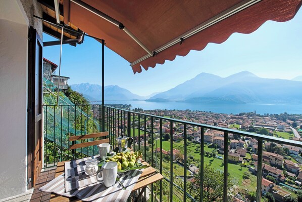 Outdoor dining - Vacation Apartment in Beautiful Vineyard 'Crotto Palma' with Lake View & Wi-Fi (Dongo)