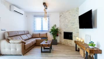 Televisión y chimenea